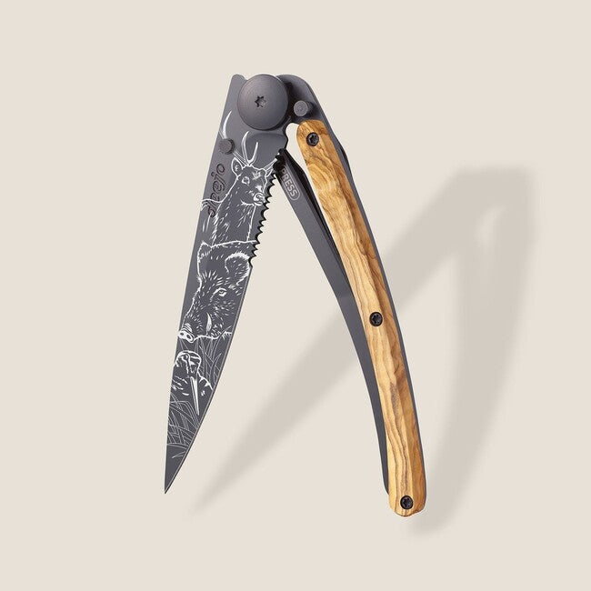 Deejo Tattoo sklopivi nož Serration olive wood Hunting Scene