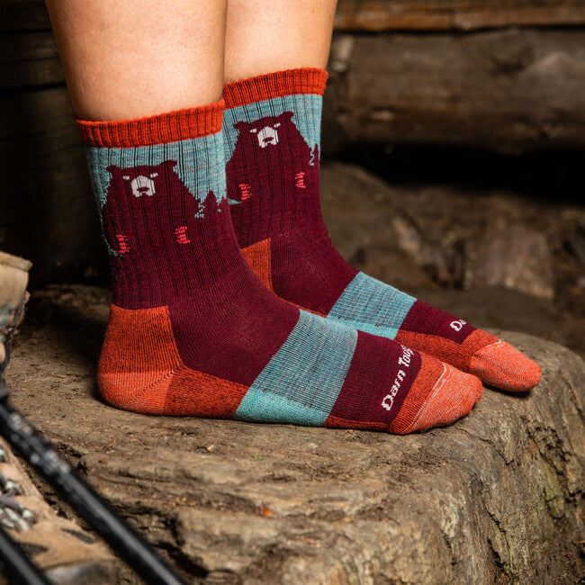 Darn Tough Bear Town Micro Crew Lightweight planinarske čarape s amortizacijom, Burgundy