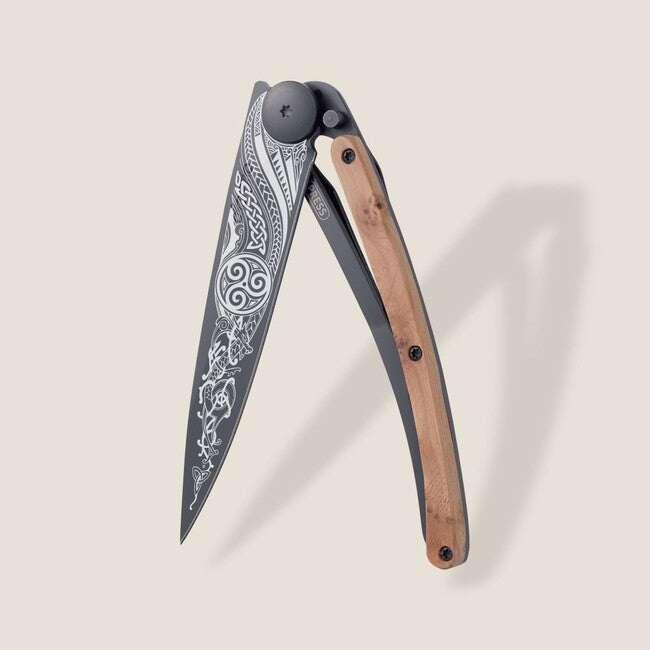Deejo Tattoo sklopivi nož Black juniper wood Celtic