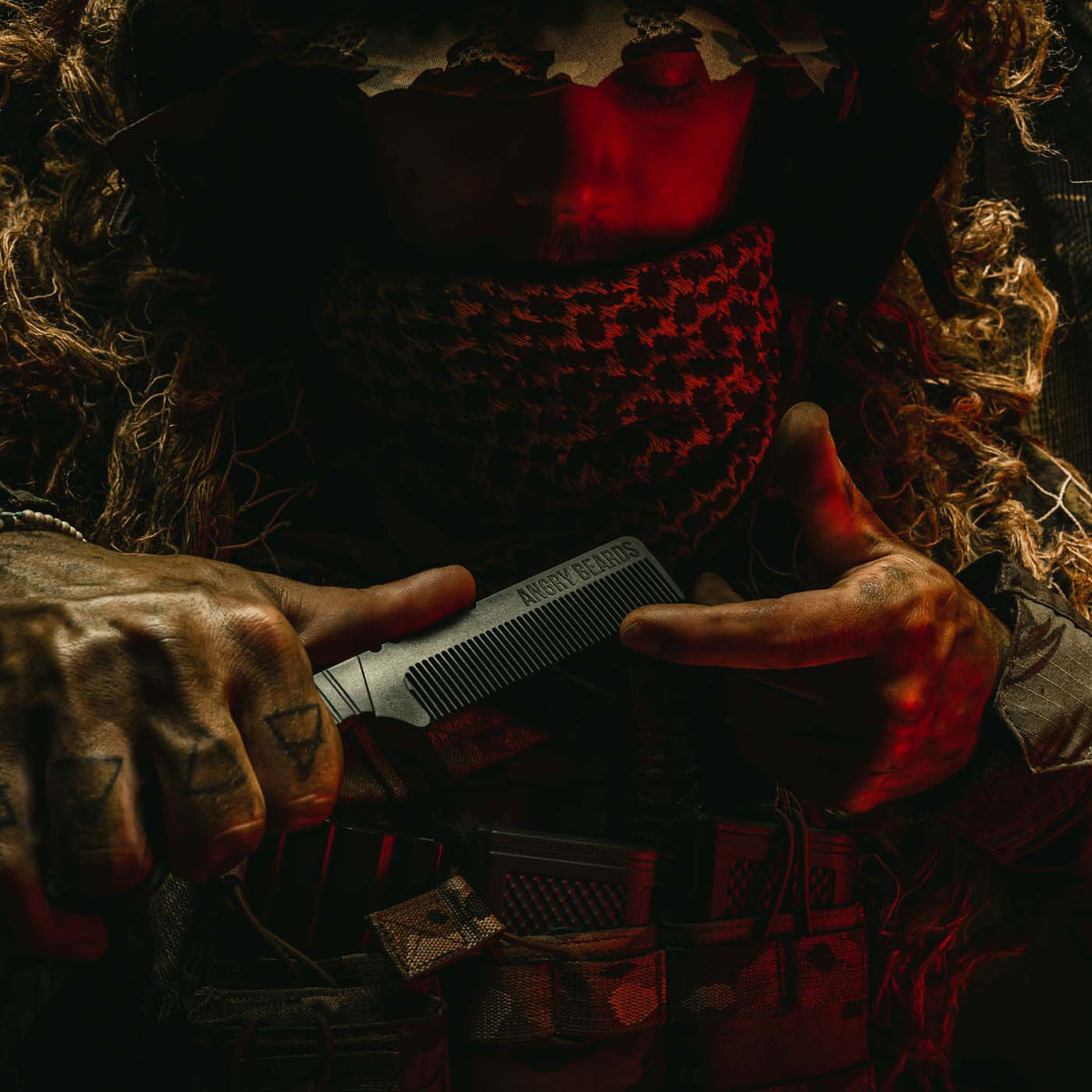 ANGRY BEARDS Combat Comb hrebeň na bradu a fúzy