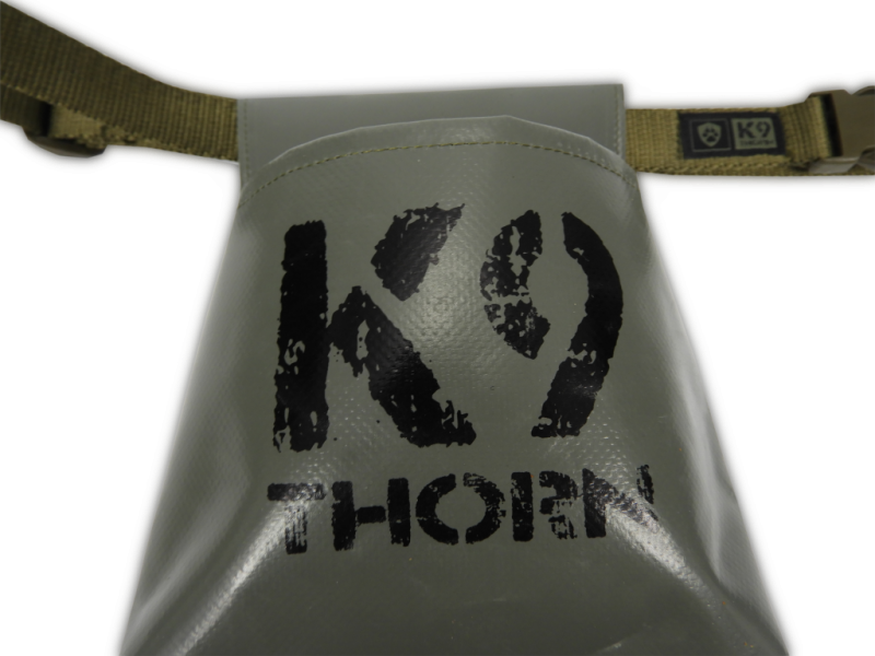 K9 Thorn torbica za poslastice s remenom, otvorena, maslinasto zelena