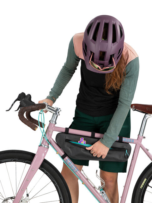 OSPREY ESCAPIST FRAME BAG MEDIUM torbica na okvir bicikla, crna