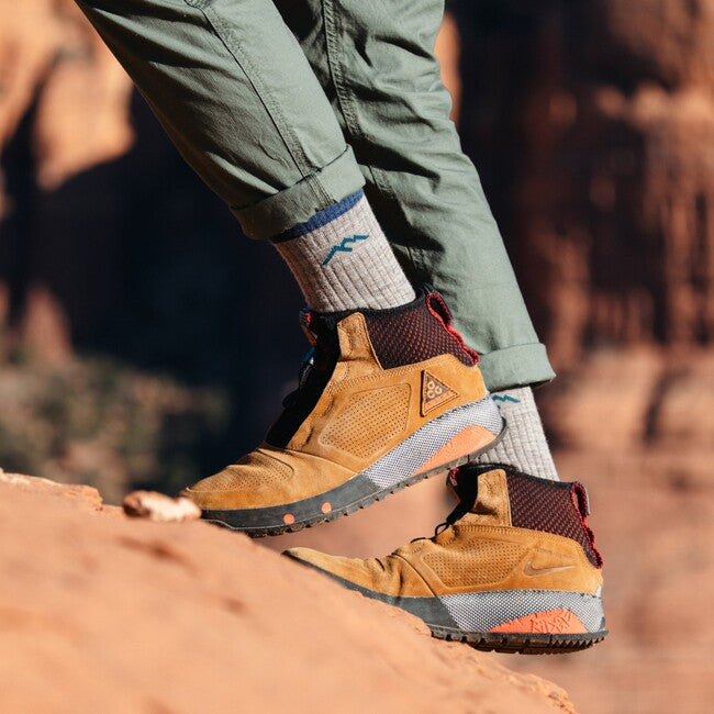 Darn Tough Hiker Micro Crew Midweight planinarske čarape s amortizacijom, Crna