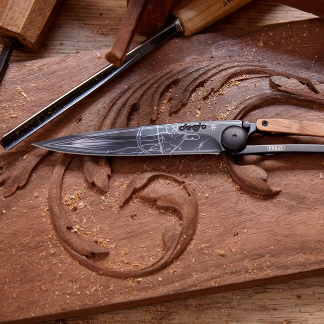 Deejo Tattoo sklopivi nož Black olive wood, Sagittarius