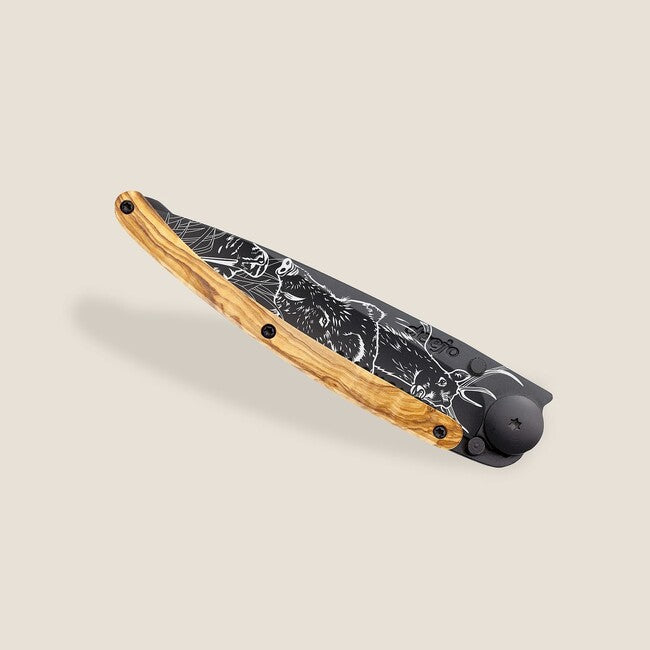 Deejo Tattoo sklopivi nož Serration olive wood Hunting Scene