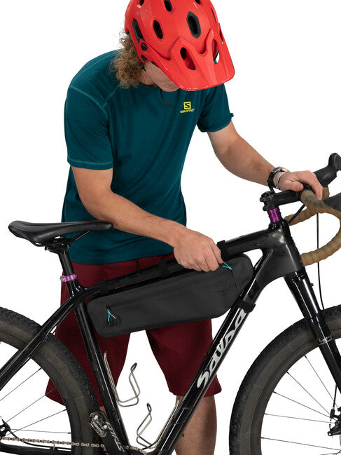 OSPREY ESCAPIST FRAME BAG MEDIUM torbica na okvir bicikla, crna