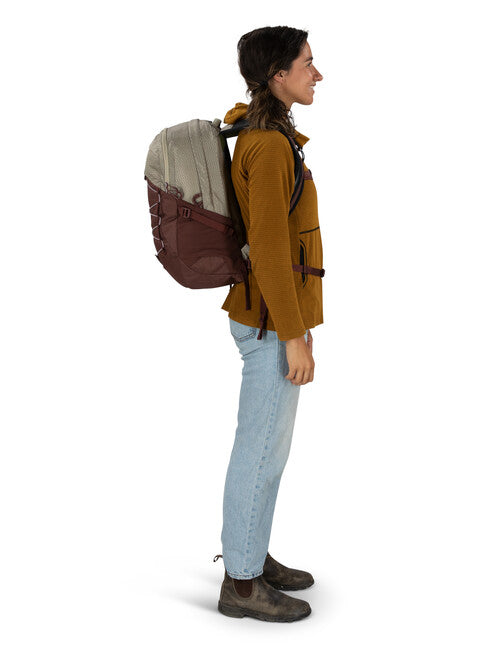 OSPREY QUASAR 28 gradski ruksak, sawdust tan/raisin red