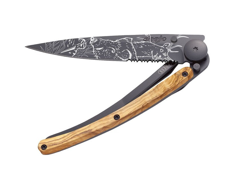 Deejo Tattoo sklopivi nož Serration olive wood Hunting Scene