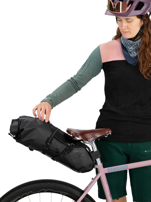OSPREY ESCAPIST SADDLE BAG torbica pod sedlo bicikla, crna