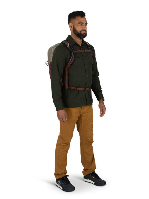 OSPREY QUASAR 28 gradski ruksak, sawdust tan/raisin red