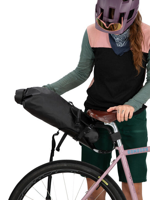 OSPREY ESCAPIST SADDLE BAG torbica pod sedlo bicikla, crna