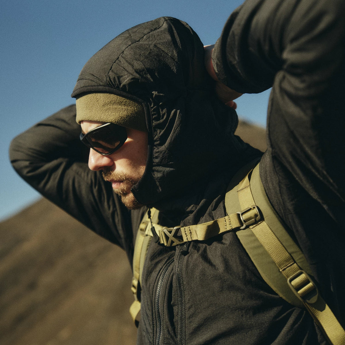 Helikon-Tex WOLFHOUND bunda s kapucňou Climashield Apex, Desert Night Camo – v použití 2