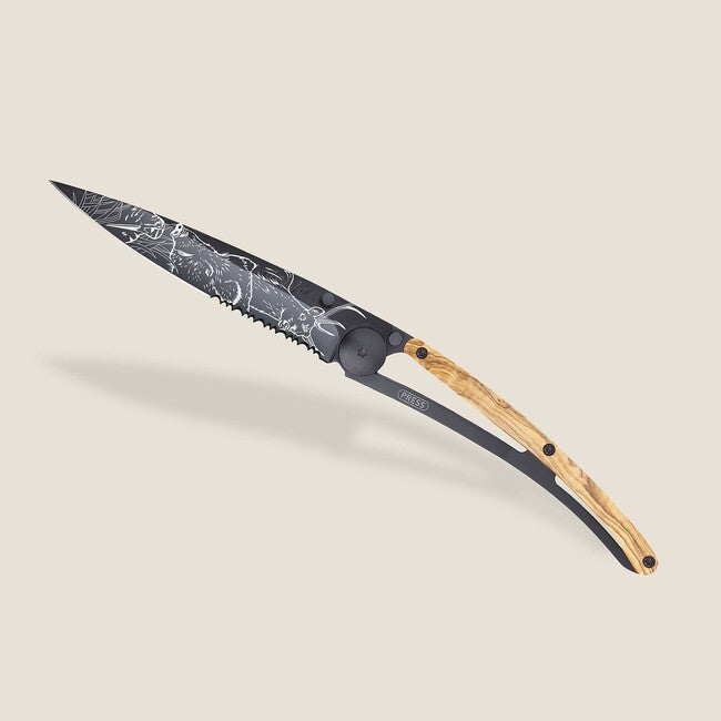 Deejo Tattoo sklopivi nož Serration olive wood Hunting Scene