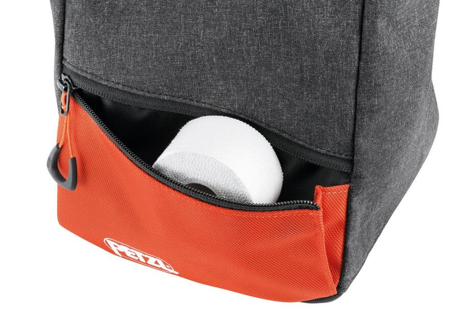 Petzl SAKAB vrećica za magnezij za bouldering, siva