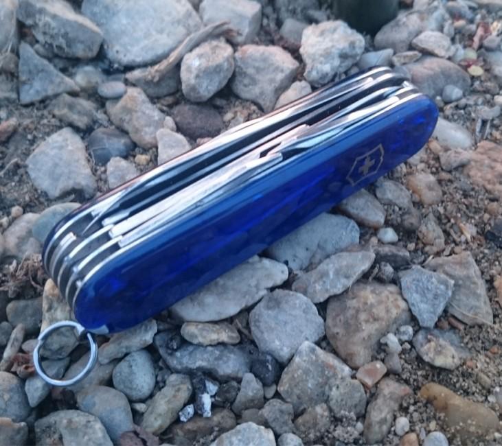 Victorinox Huntsman džepni nož 91mm, transparentan plav