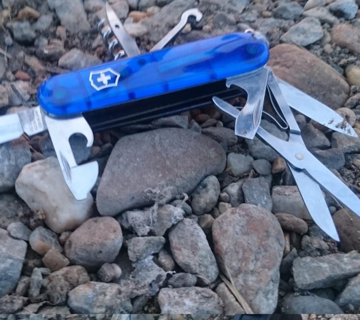 Victorinox Huntsman džepni nož 91mm, transparentan plav