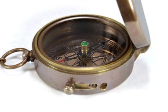 Origin Outdoors Džepni kompas sa zvijezdom u antiknom mjednom dizajnu i kožnom etuiju.